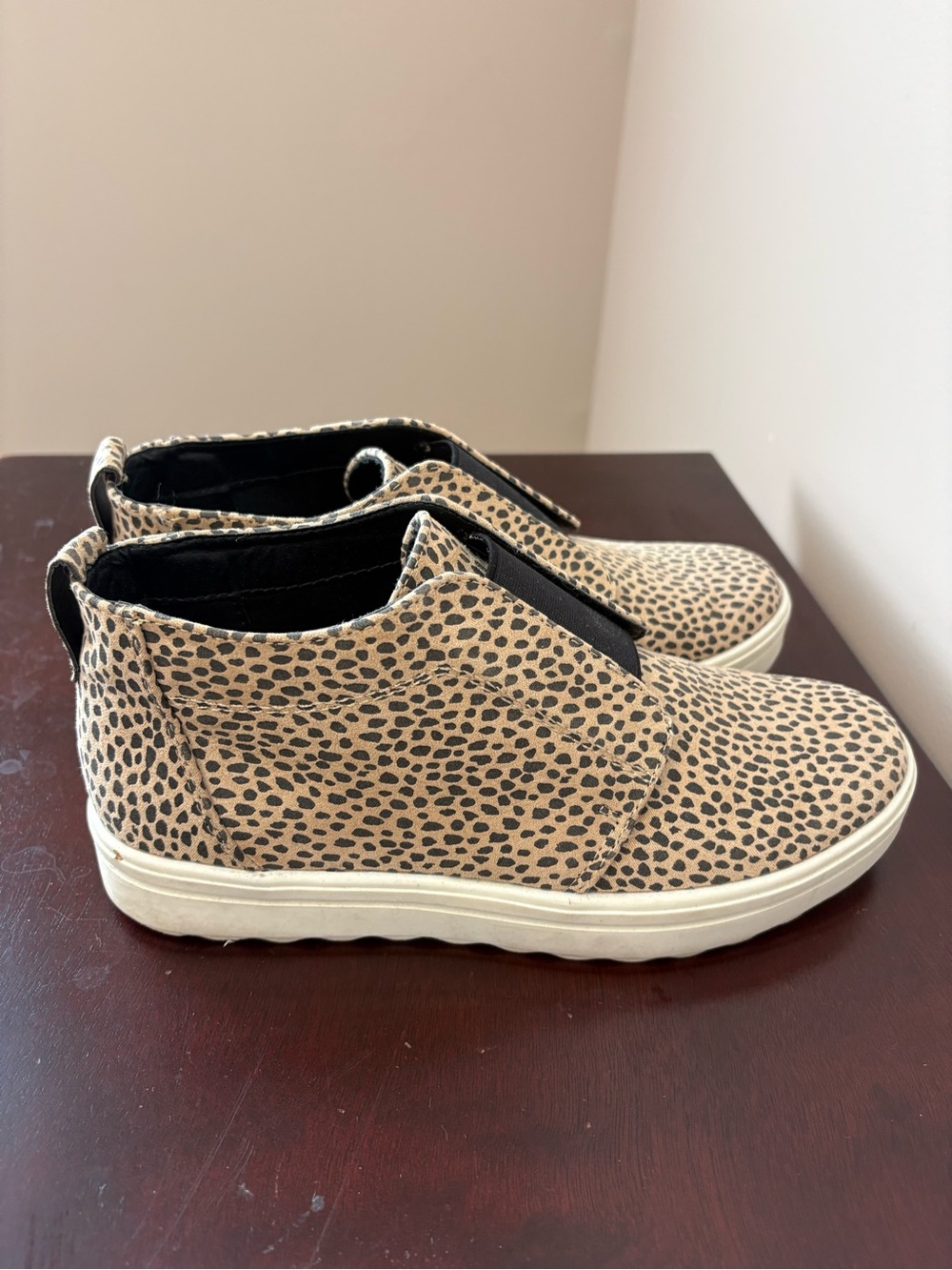 Women’s Beige Leopard Slip-On Sneaker with Black Elastic Sneaker shoes Sz 6.5 - Picture 7 of 9